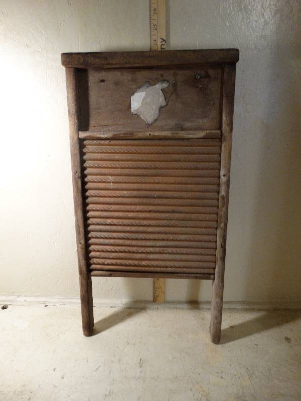 lot 185 image: Washboard - 23 34 x 12 12