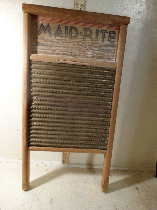 lot 186 image: Washboard - 23 34 x 12 12 maidrite.