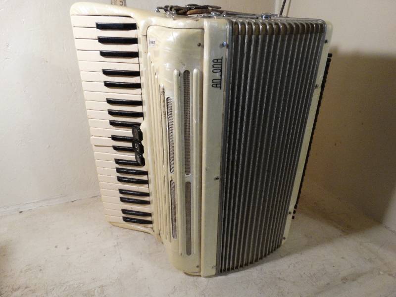 lot 188 image: An coa Italian 120 bass accordian - Good condition bellows dont leak.