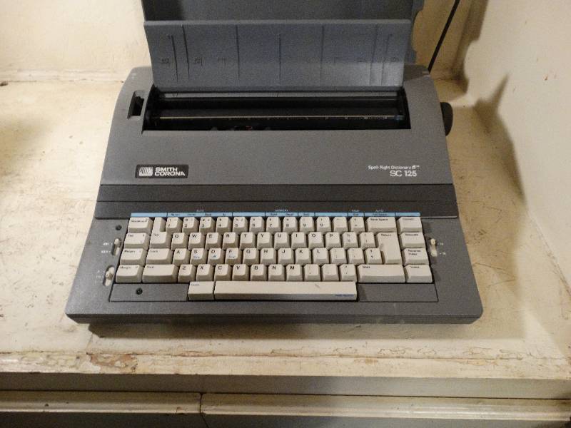 lot 207 image: Smith and corona typewriter - excellent condition.
