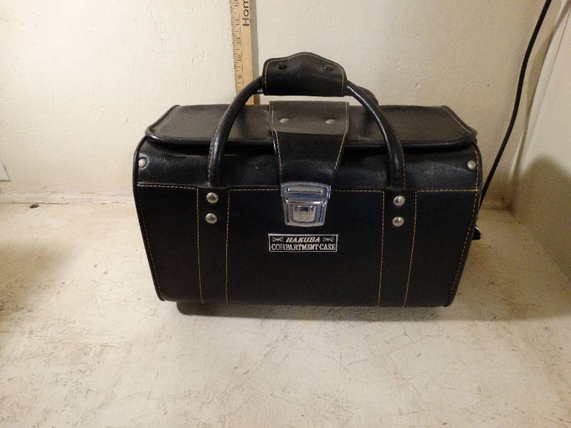 lot 208 image: Black leather hakaba compartment case w red lining.
