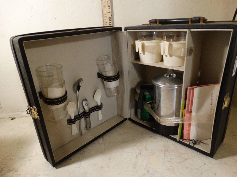 lot 210 image: Travel beverage wet w case.