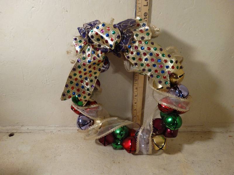 lot 218 image: 14 Christmas bell wreath.