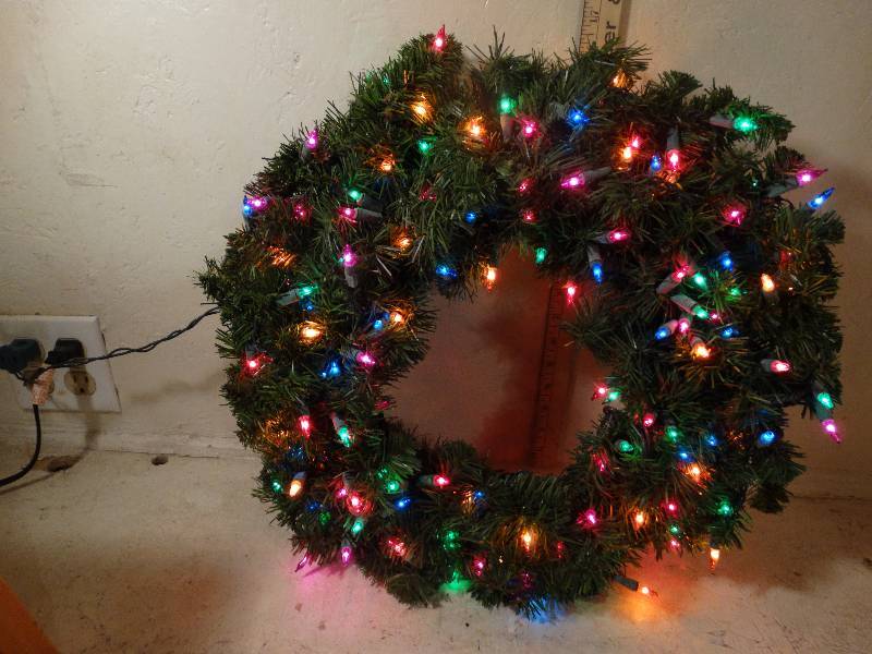 lot 219 image: 18 Christmas lighted wreath.