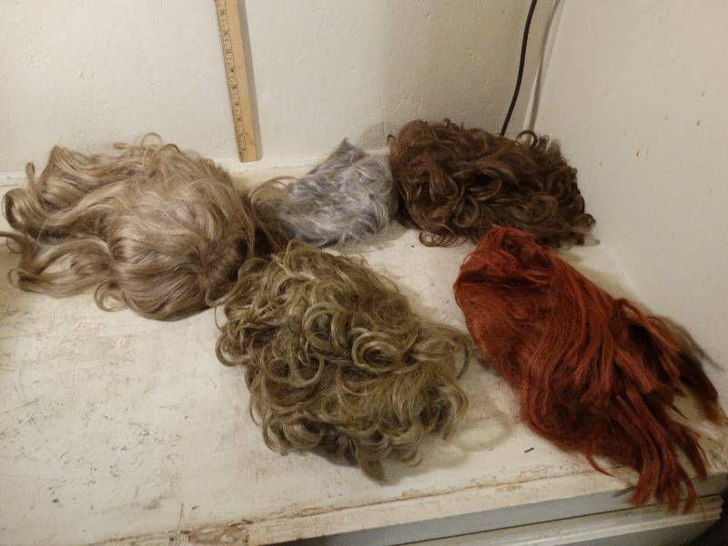 lot 228 image: 5- Wigs.