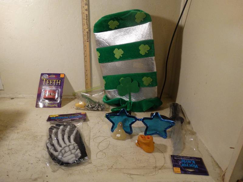 lot 231 image: Assorted Holiday Items.