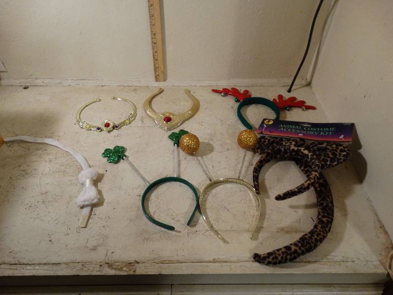 lot 236 image: Assorted headbands and necklace.
