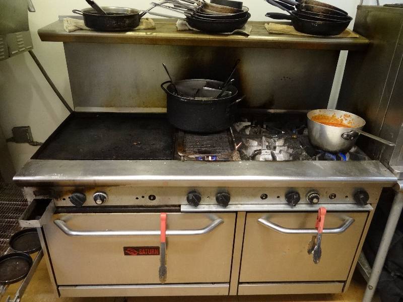 lot 5210 image: Saturn (6) Burner Stovetop With 24 Griddle and Double Oven Below