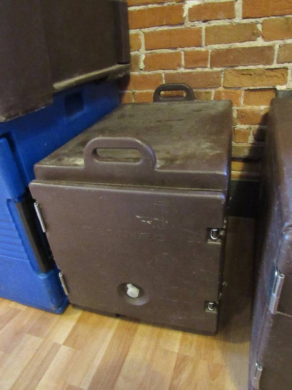 lot 4950 image: Cambro CamCarrier Catering Carrier