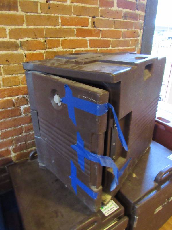 lot 4951 image: Cambro CamCarrier Catering Carrier(Broken Latch)