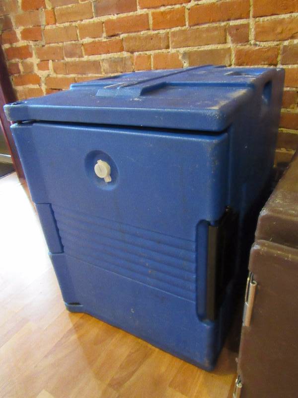 lot 4952 image: Cambro CamCarrier Catering Carrier