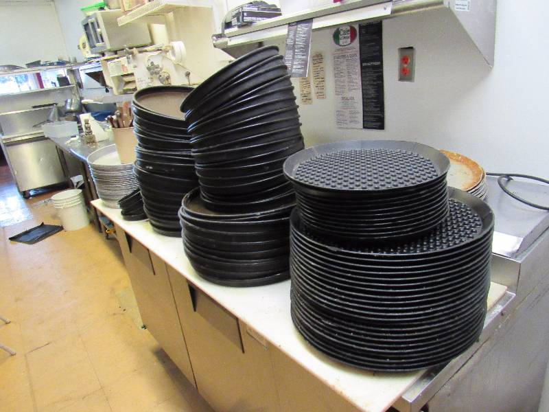 lot 4966 image: Large Lot Of Thin Crust And Deep Dish Pizza Pans