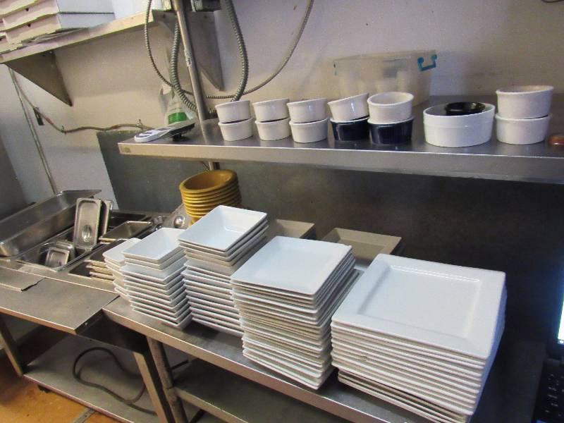 lot 4967 image: Lot Of Matching Plates And Bowls