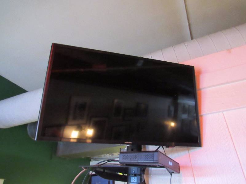 lot 4972 image: Samsung 32 Flat Screen HDTV