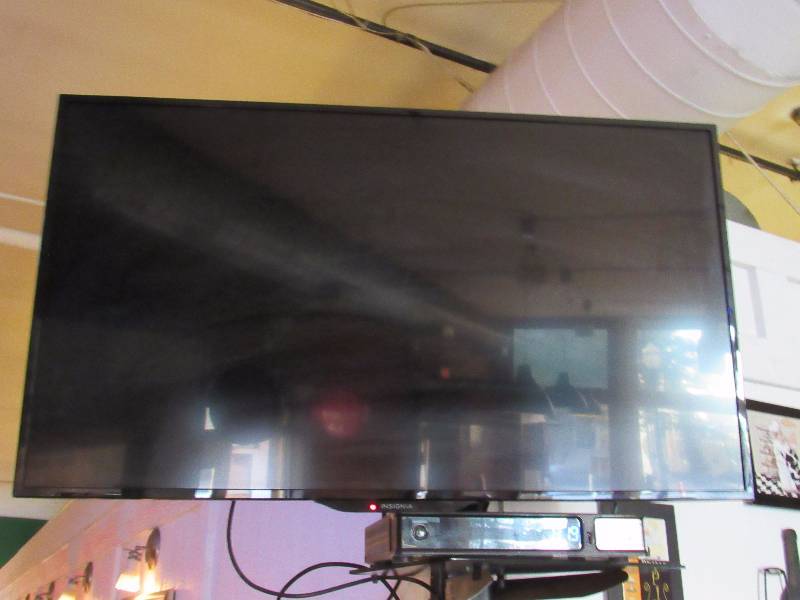 lot 4973 image: Insignia 39 Flat Screen HDTV