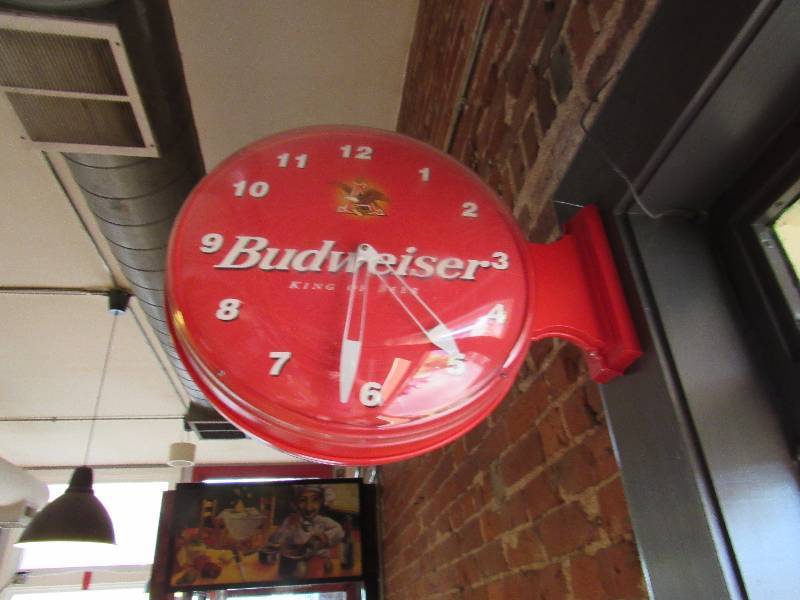 lot 4977 image: Budweiser Battery Powered Clock