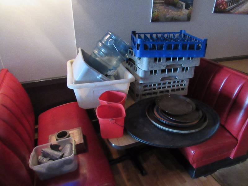 lot 4984 image: Lot Of Service Tays And Bussing Supplies