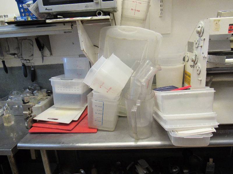 lot 4989 image: Large Lot Of Kitchen Plastics And Containers
