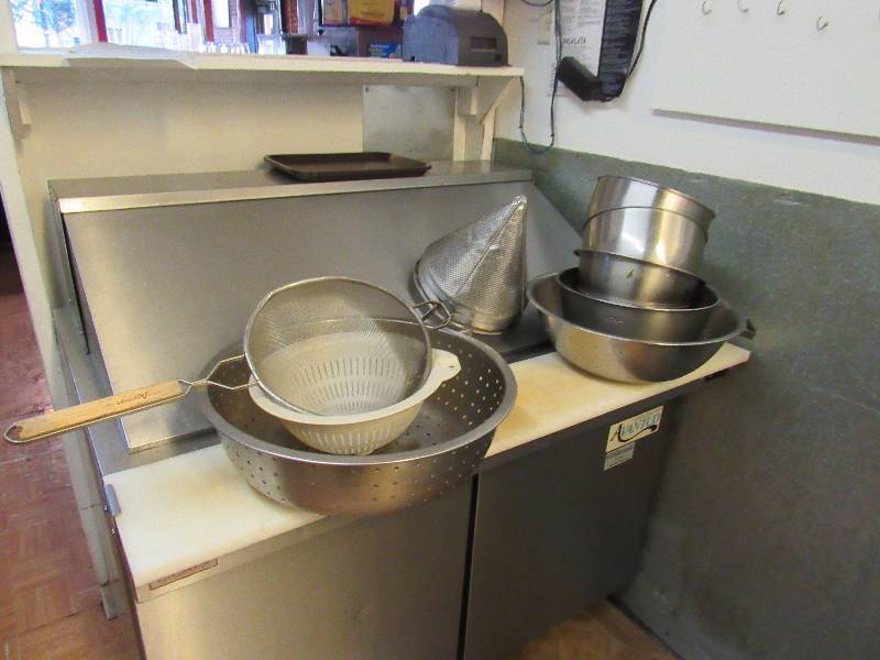 lot 4992 image: Lot Of Bowls And Strainers