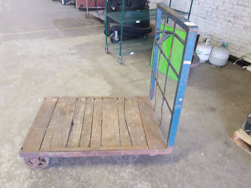 lot 3251 image: warehouse cart