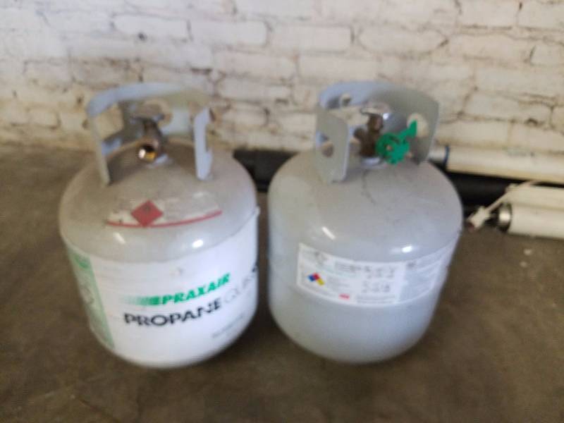 lot 3253 image: Lot (2) propane tanks