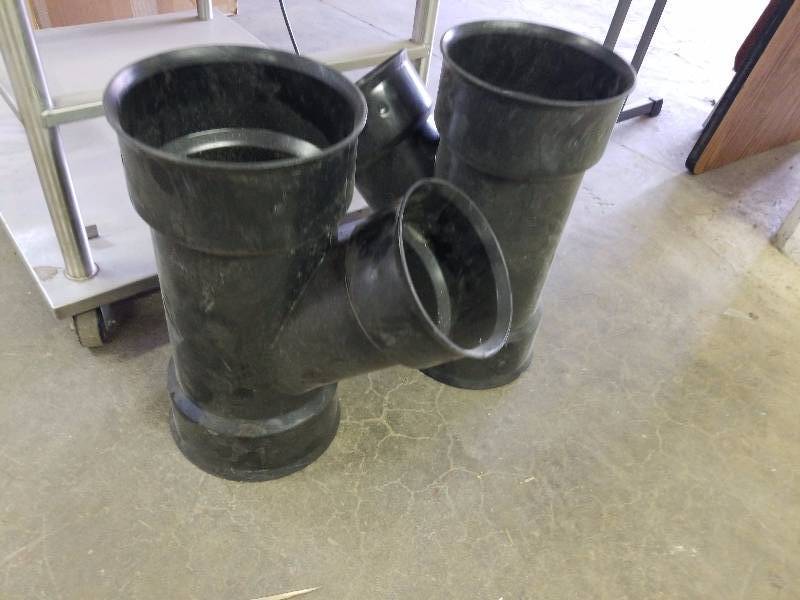 lot 3267 image: 2 plastic large y pipes
