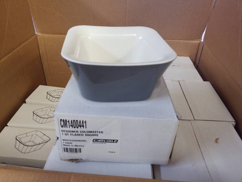 lot 3271 image: 22 New Carlisle 1 qt flared square coldmaster containers