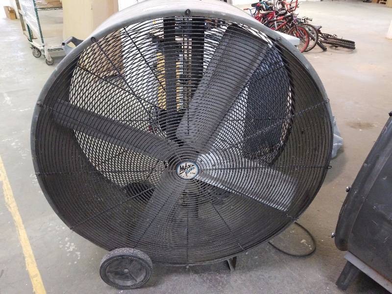 lot 3286 image: Max air high velocity floor fan