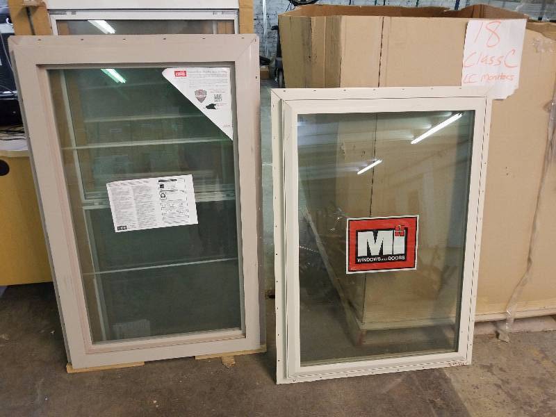 lot 3290 image: 2 Windows and 3 storm screens
