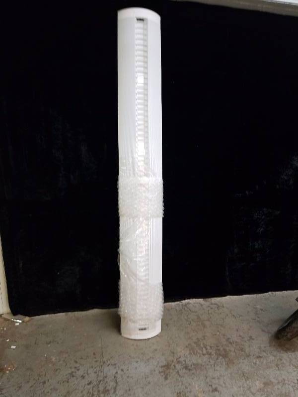 lot 3292 image: 8 foot fluorescent light fixture