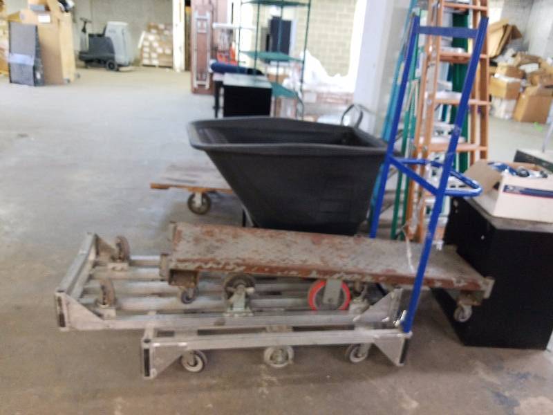 lot 3302 image: Lot (3) warehouse carts