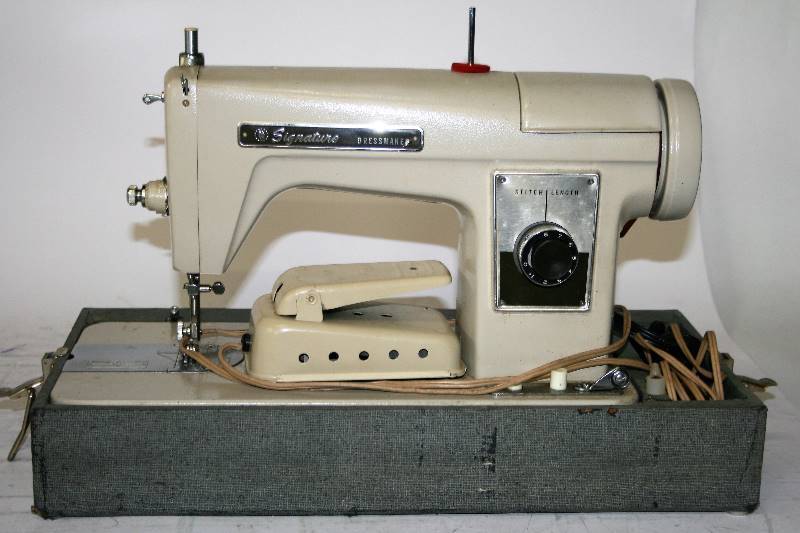 lot 553 image: VINTAGE SEWING MACHINE