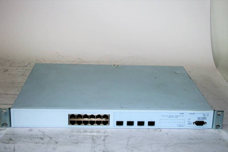 lot 559 image: 3COM SWITCH 3812 3C17401