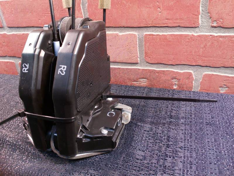 lot 77 image: Latch 8 Auto Door Assembly Latch Left & Right
