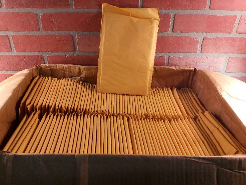 lot 136 image: Uline Bubble Mailers #0
