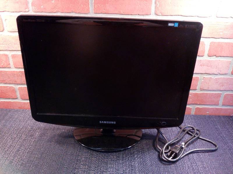 lot 149 image: Samsung 20 LCD Monitor
