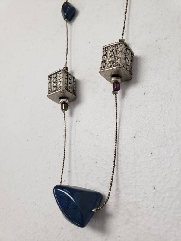 lot 1000004 image: 22 Inch Blue and Silver Beaded Necklace