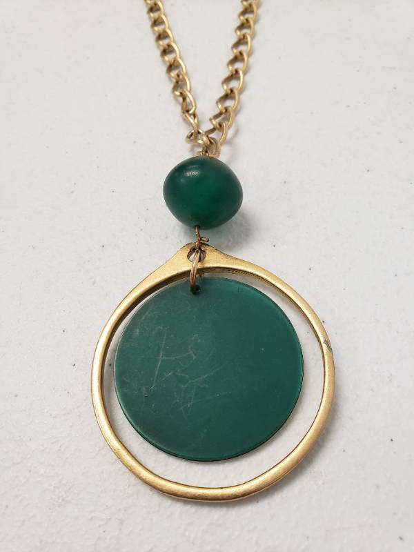 lot 1000008 image: 20 Inch Gold Chain and Green Beaded Pendant Necklace