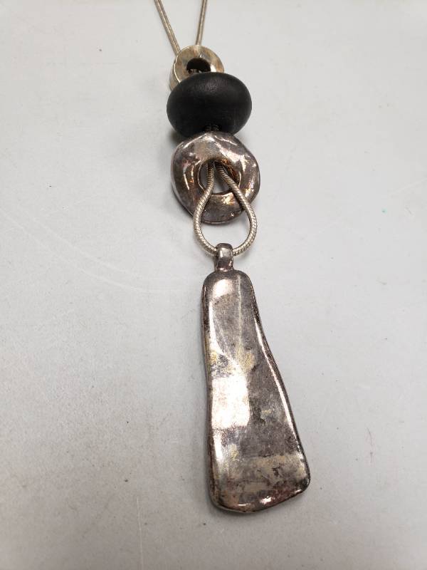 lot 10000013 image: 19 Inch Silver and Black Metal Beaded Pendant Necklace
