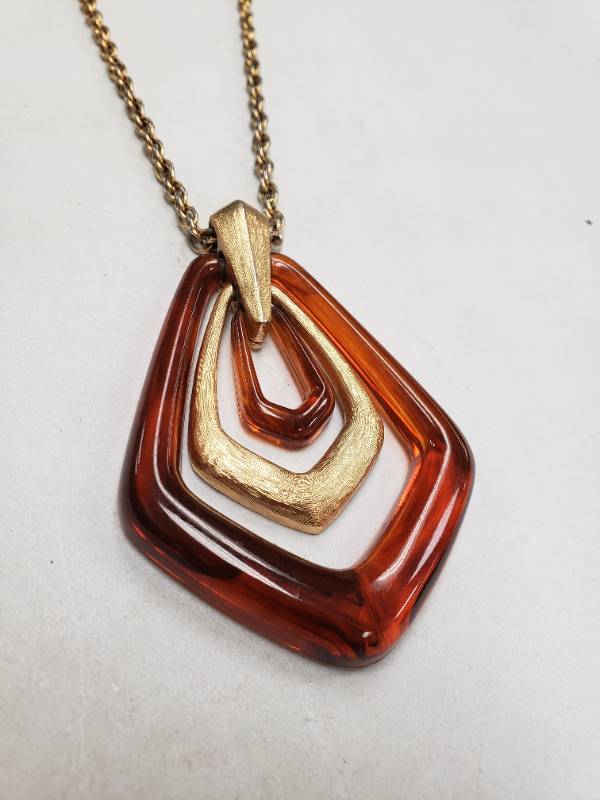 lot 10000014 image: 16 Inch Gold and Amber Pendant Necklace