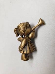 lot 6784 image: 1.25 Inch Gold Angel with Horn Fashion PinBrooch