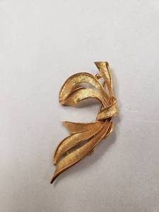 lot 67120 image: 2.5 Inch Gold Decorative Bow Fashion PinBrooch