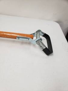 lot 967106 image: Husky 54 Inch Wood Handle Action Hoe with Grip
