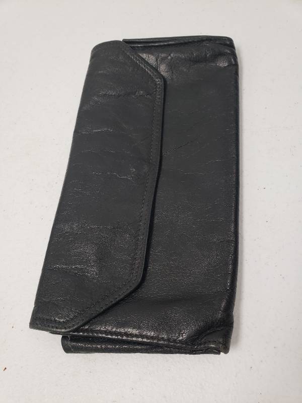 lot 96629 image: 8 Inch Thin Black Leather Wallet Previously Owned