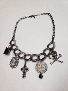 lot 6815 image: 9 Inch Chunky Silver Metal Chain Charm Necklace