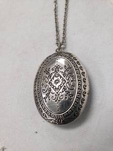 lot 6834 image: 16 Inch Silver Locket Necklace