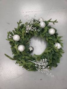 lot 6846 image: 24 Inch Holiday Wreath