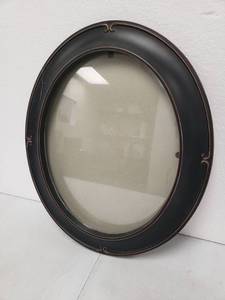 lot 6858 image: 12 Inch Oval Picture Frame One Side Cracked