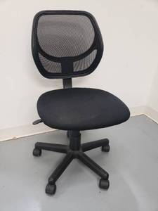 lot 68108 image: Black Mesh Adjustable Office Chair