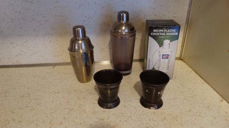 lot 251 image: drink mixersshakers - cups